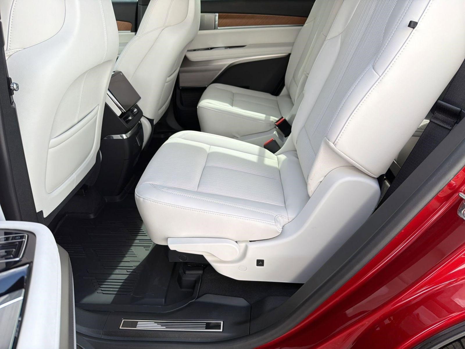 New 2026 Cadillac Vistiq Sport w/ LPO, Floor Liner Package AWD/4WD image 13