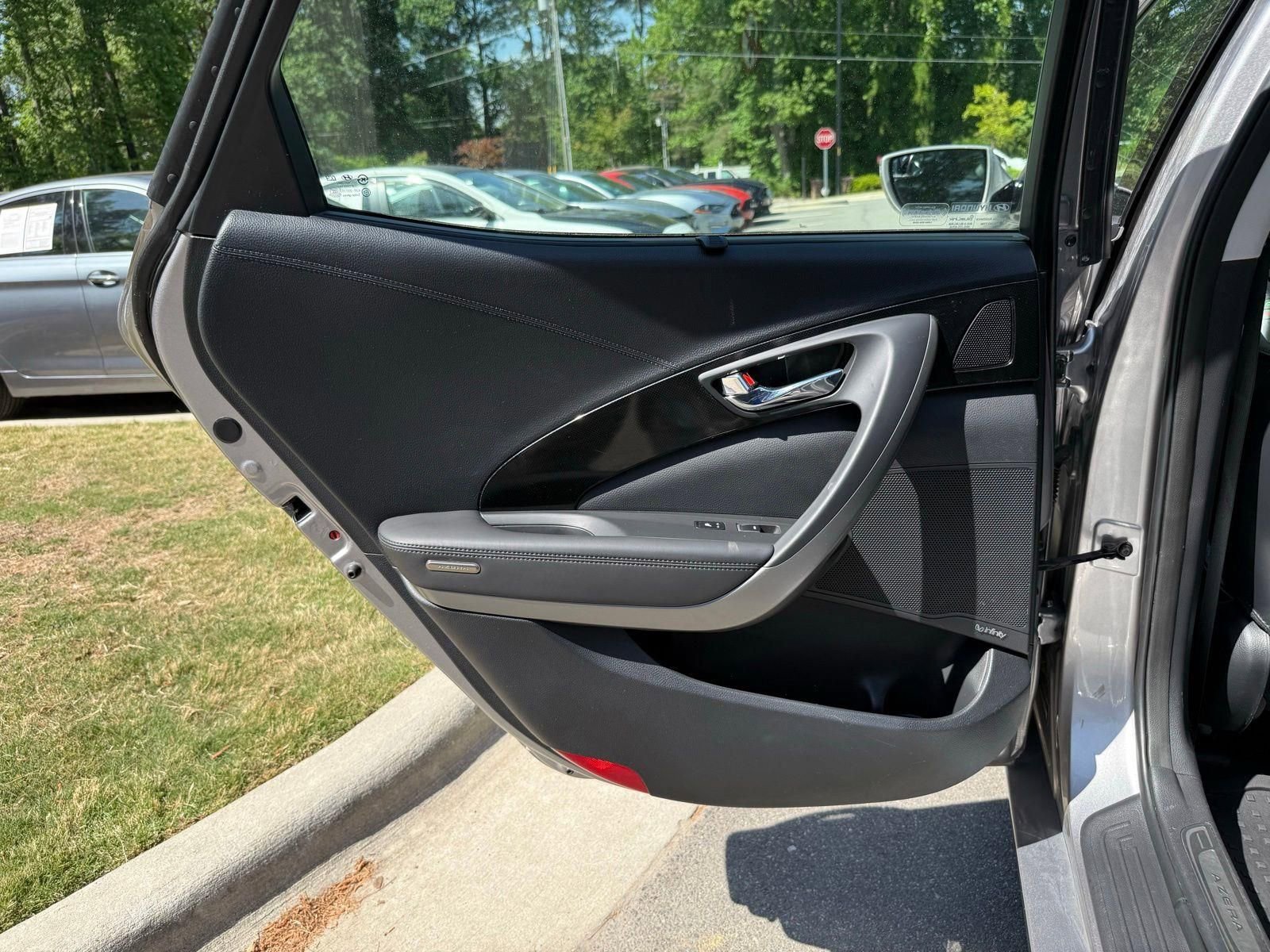 Used 2014 Hyundai Azera Limited w/ Option Group 02 FWD image 30