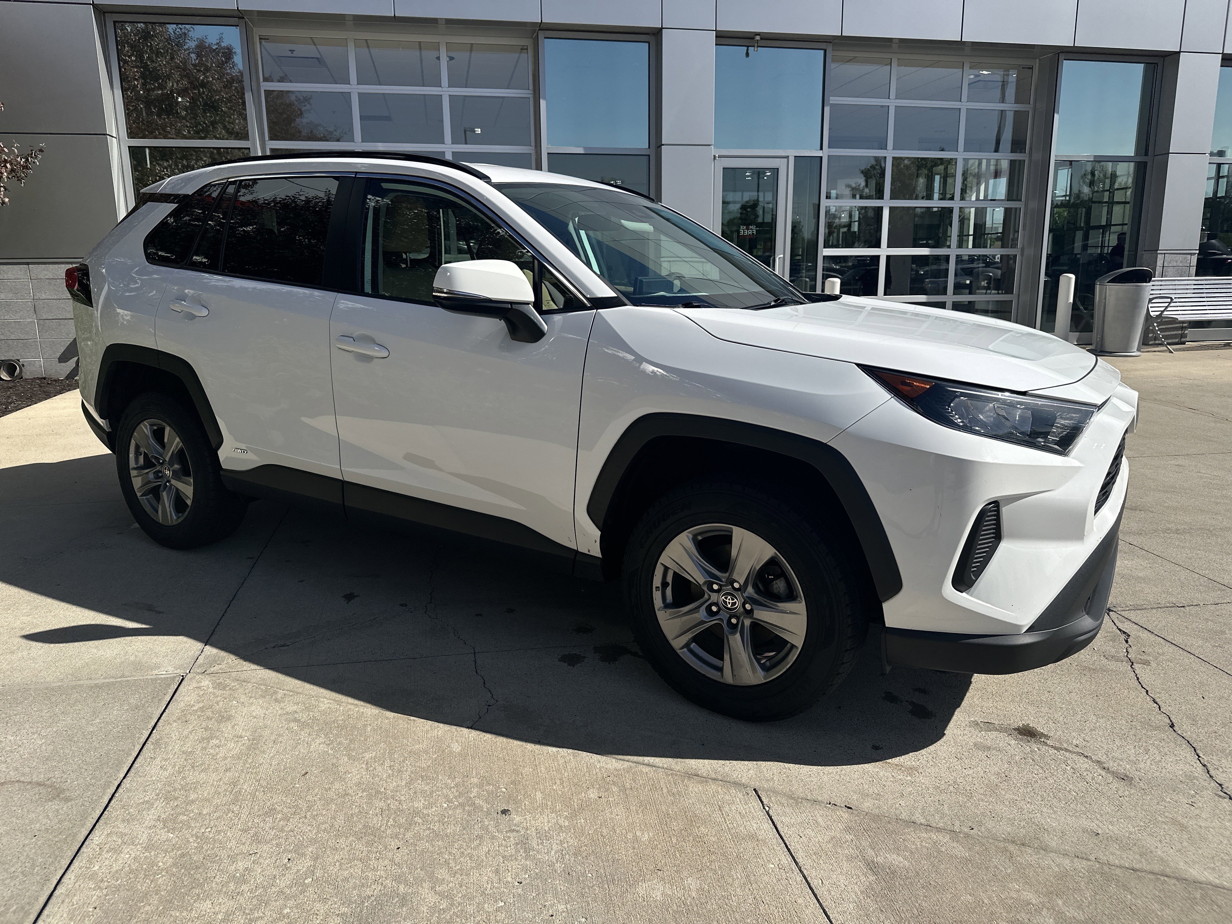 Used 2022 Toyota RAV4 LE AWD/4WD image 2