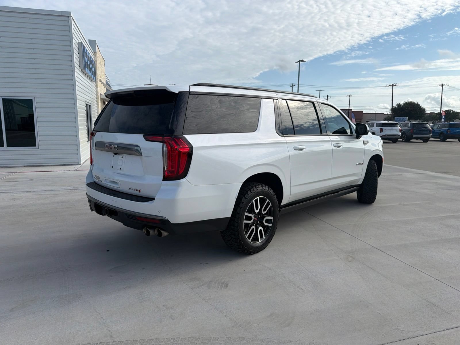 Used 2024 GMC Yukon XL AT4 w/ Technology Package AWD/4WD image 7