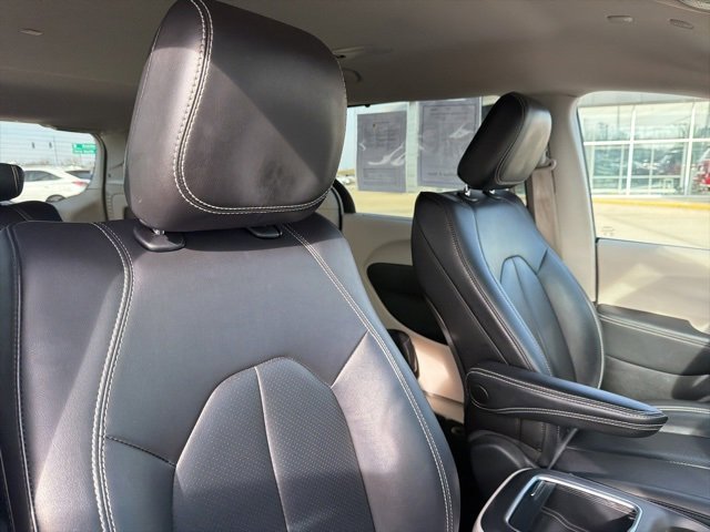 Used 2024 Chrysler Pacifica Touring-L image 4