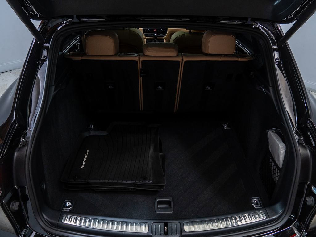 Used 2025 Porsche Macan image 32