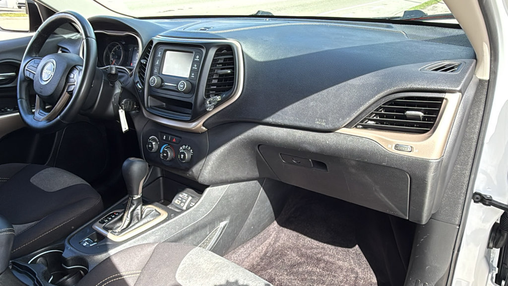 Used 2018 Jeep Cherokee Latitude FWD image 40