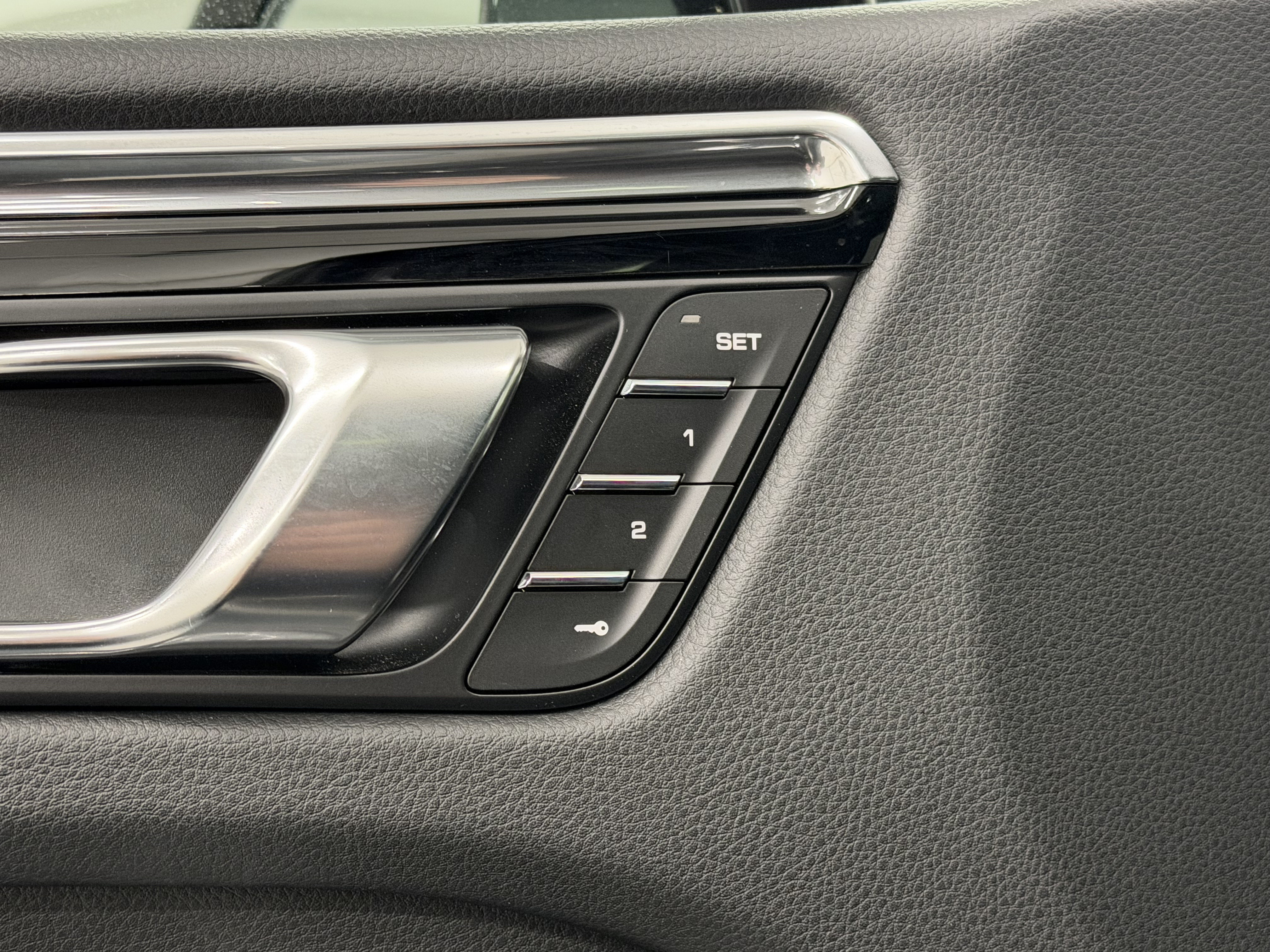 Certified 2025 Porsche Macan AWD/4WD image 29