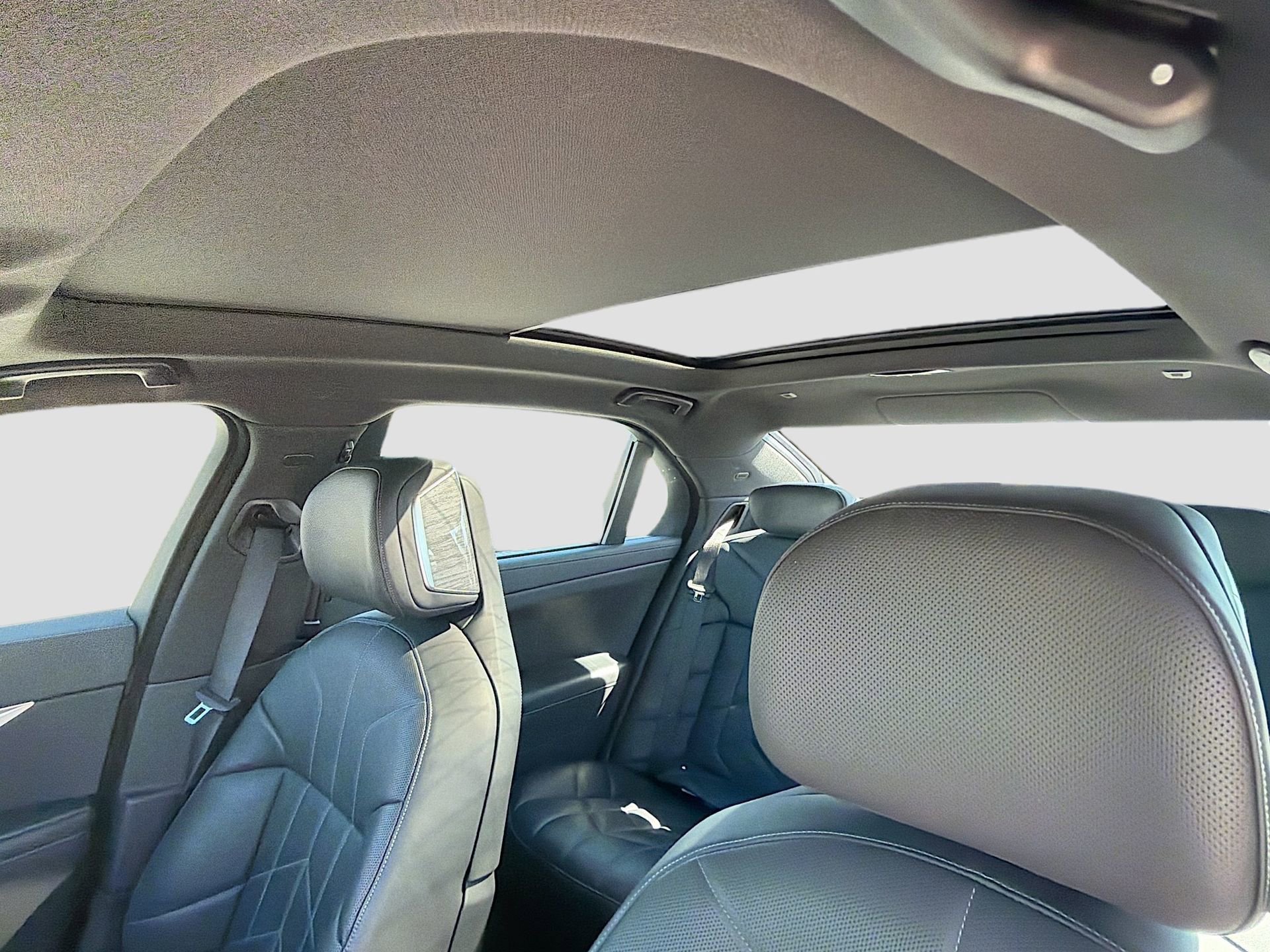 Certified 2025 BMW 740i image 28