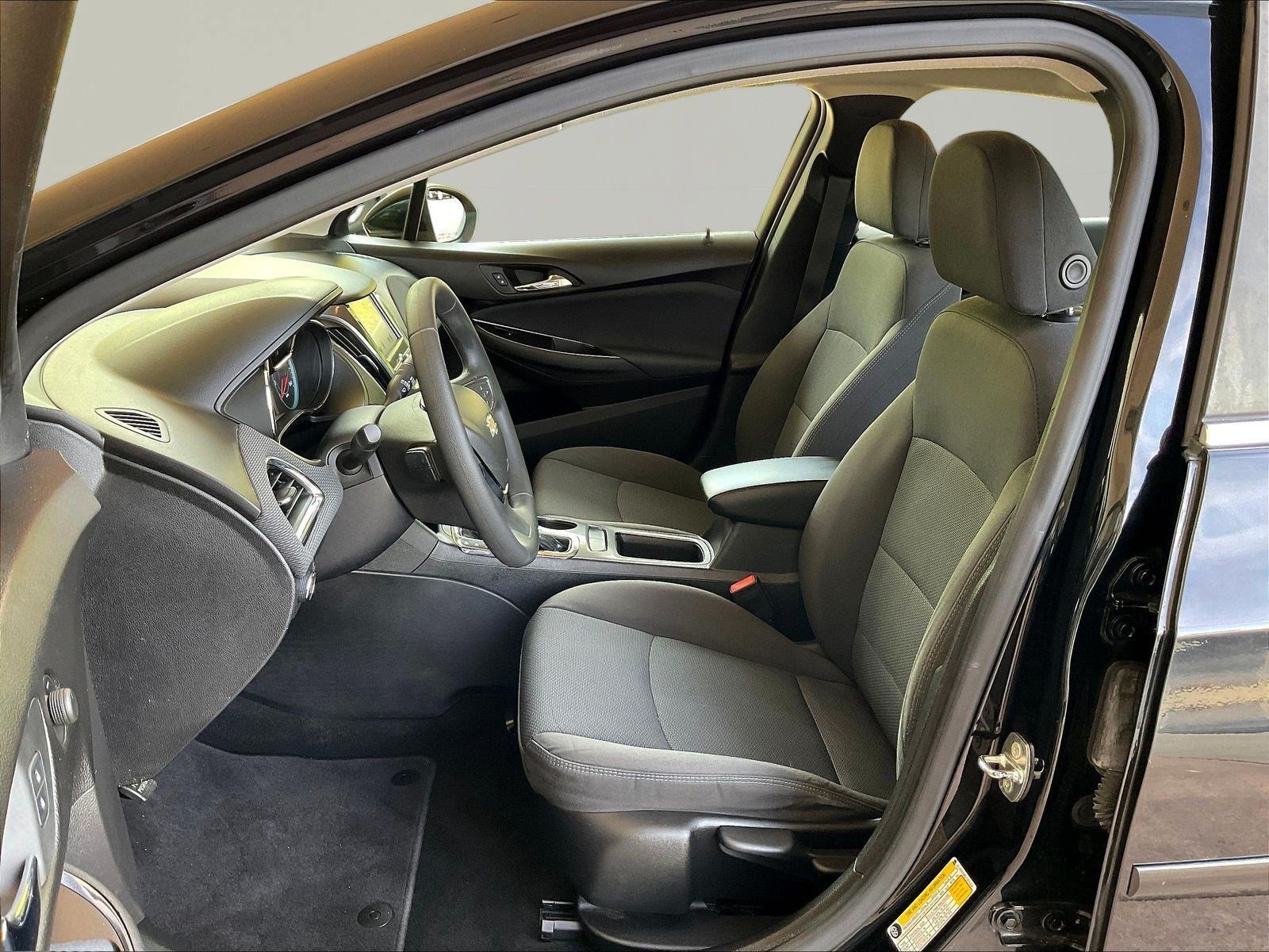 Used 2018 Chevrolet Cruze LT FWD image 20