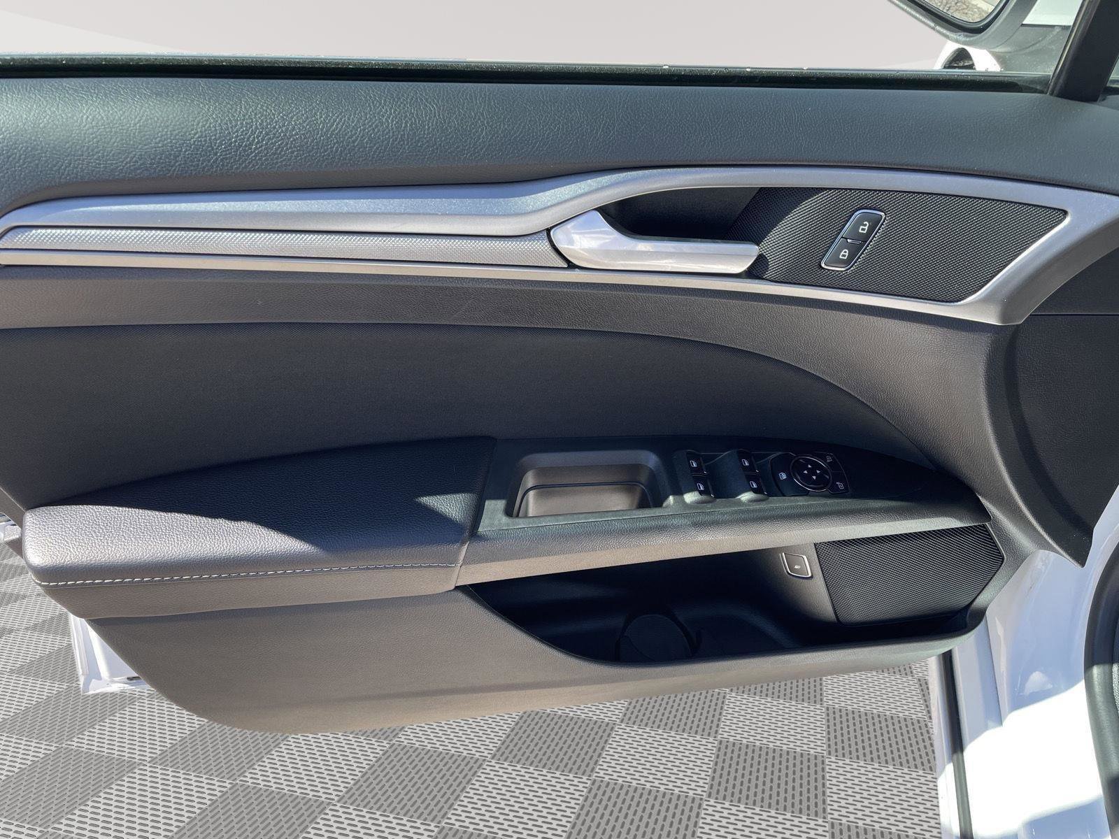 Used 2020 Ford Fusion SE image 18