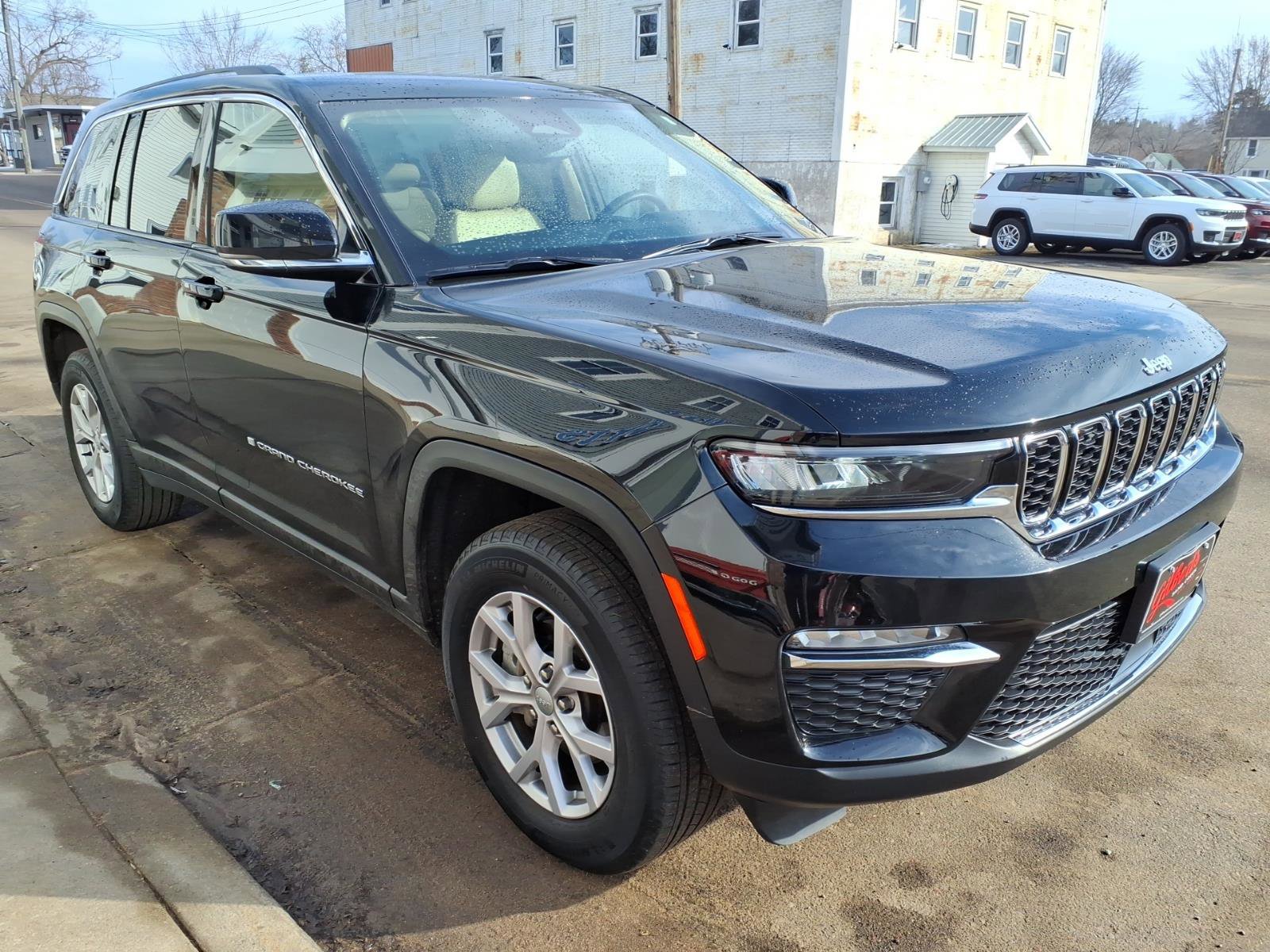 Used 2022 Jeep Grand Cherokee Limited w/ Trailer Tow Prep Group (B) AWD/4WD image 4