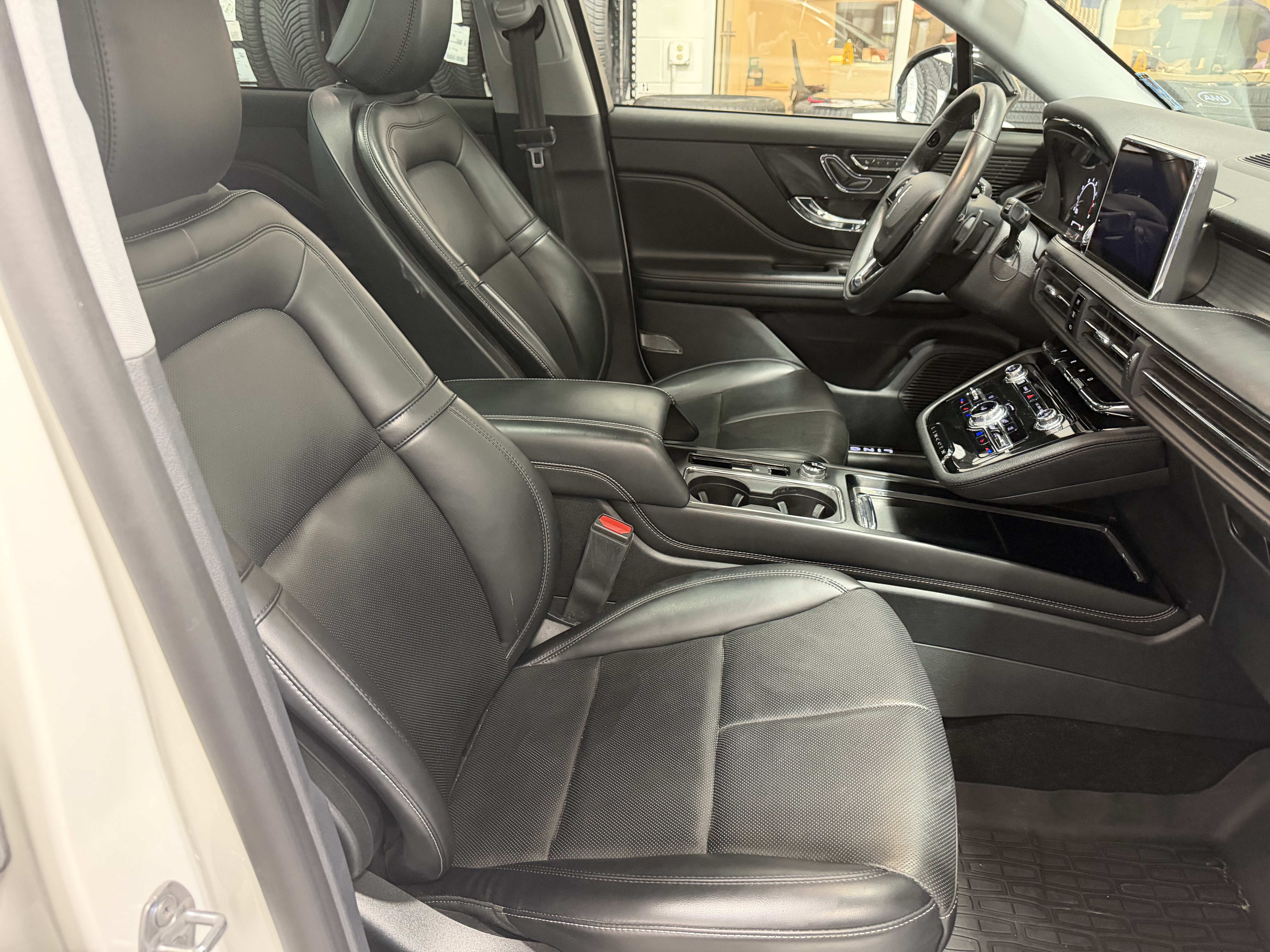 Used 2022 Lincoln Corsair AWD w/ Premium Package image 23
