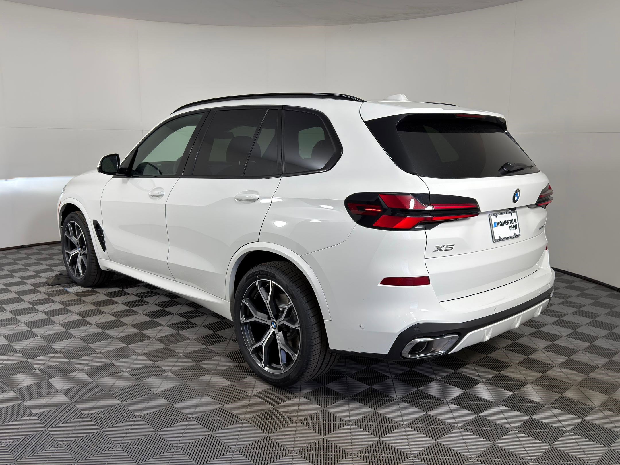 New 2026 BMW X5 xDrive40i w/ M Sport Package image 3