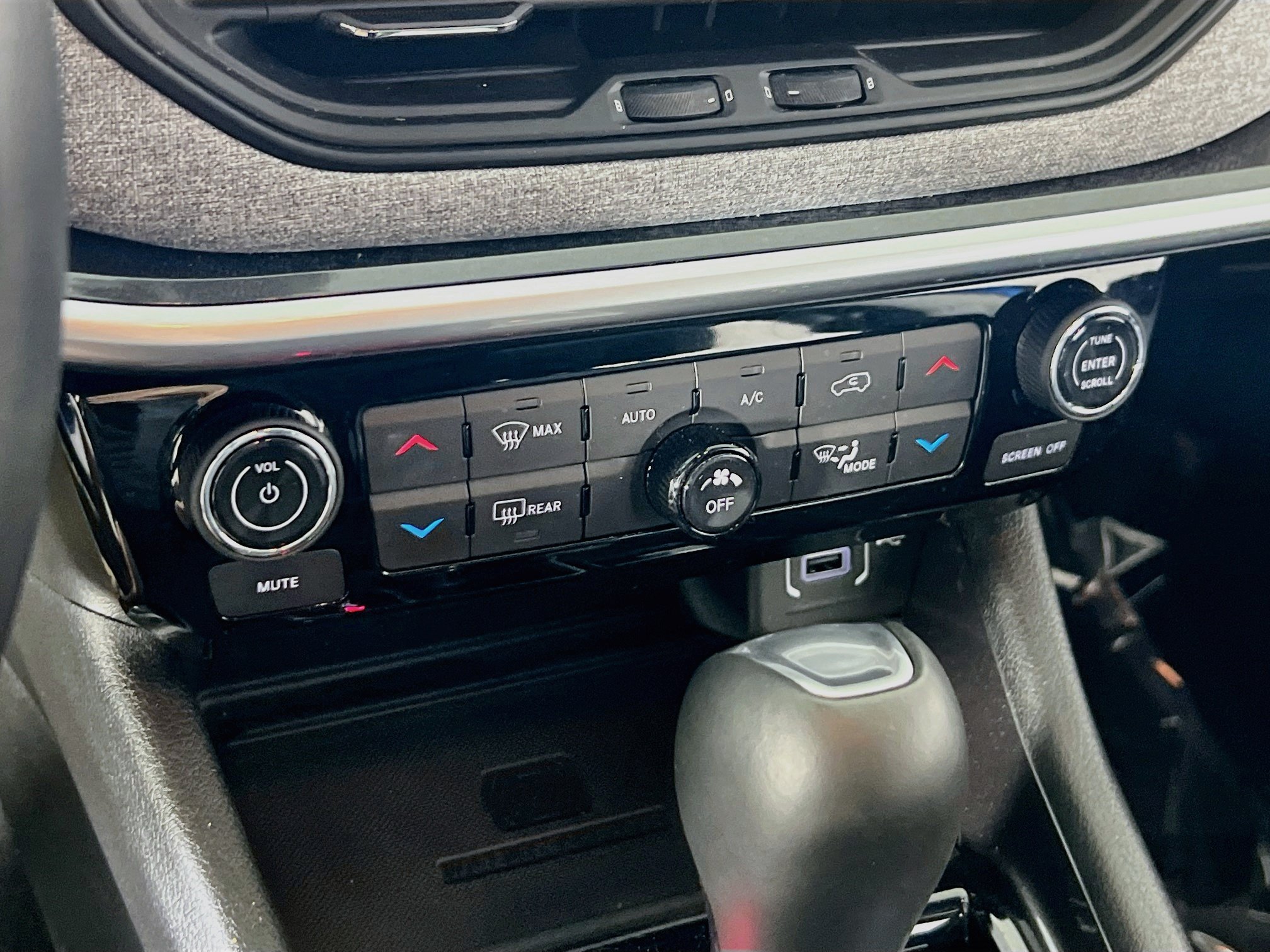 Used 2022 Jeep Compass Latitude w/ Sun and Sound Group AWD/4WD image 14