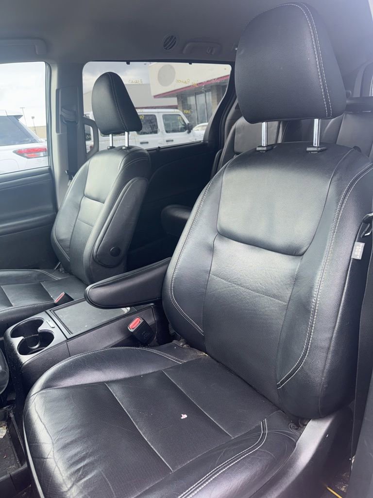 Used 2019 Toyota Sienna SE image 7