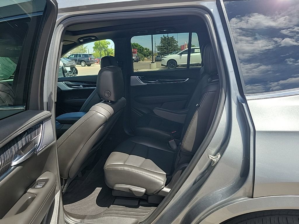 Used 2025 Cadillac XT6 Premium Luxury FWD image 12