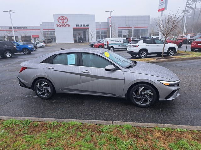 Used 2025 Hyundai Elantra Limited image 6