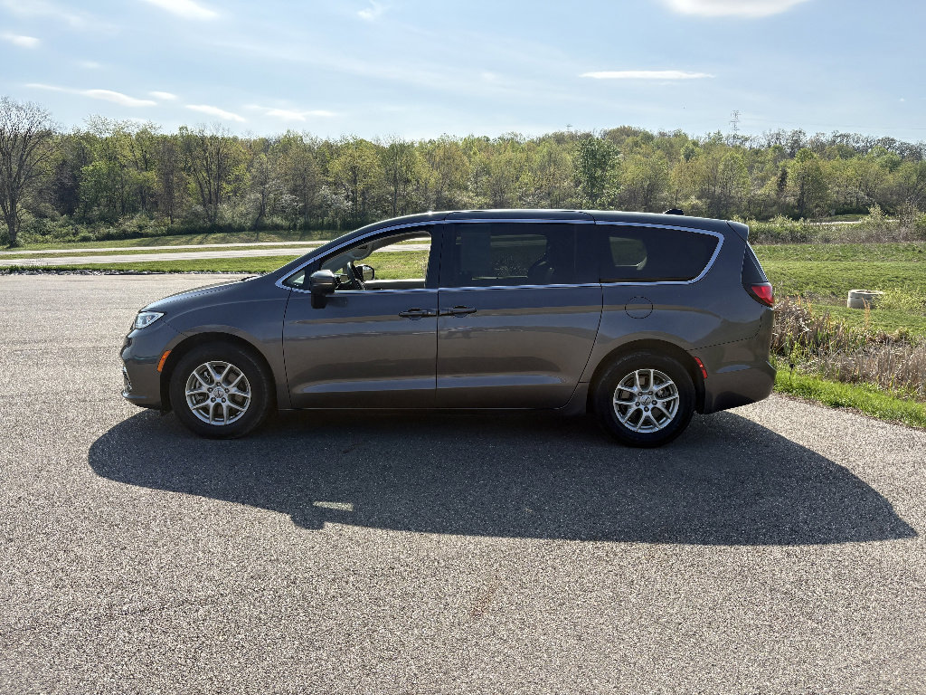 Used 2023 Chrysler Pacifica Touring-L image 2