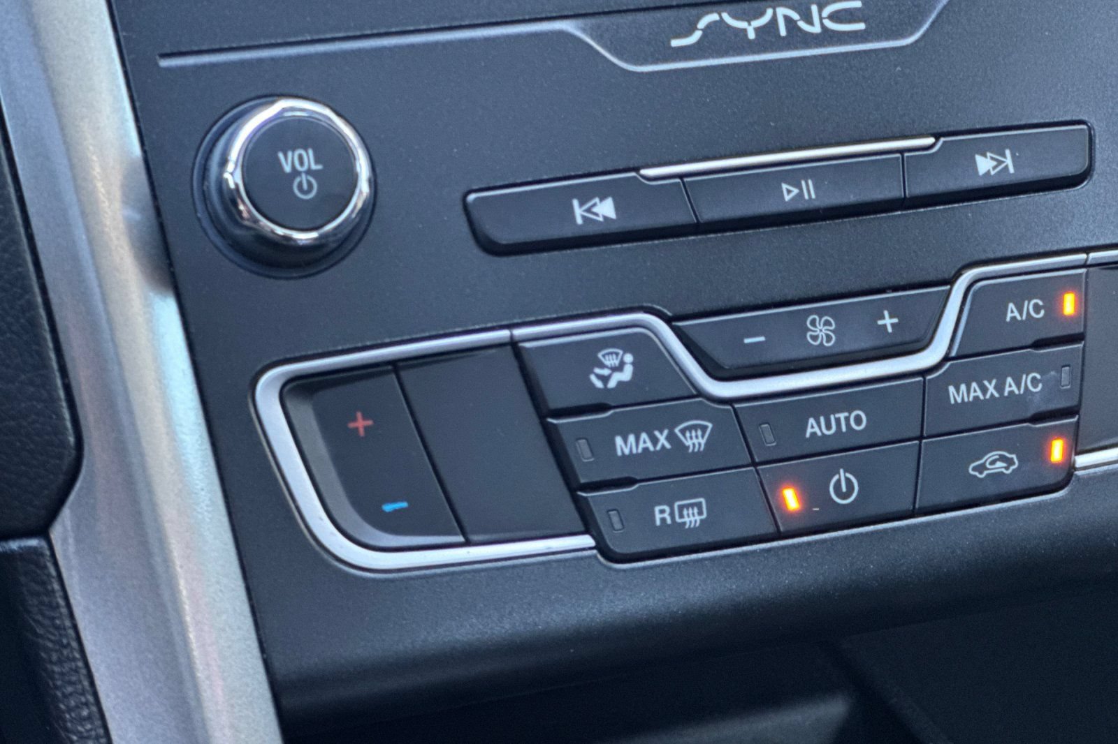 Used 2020 Ford Fusion SE FWD image 29