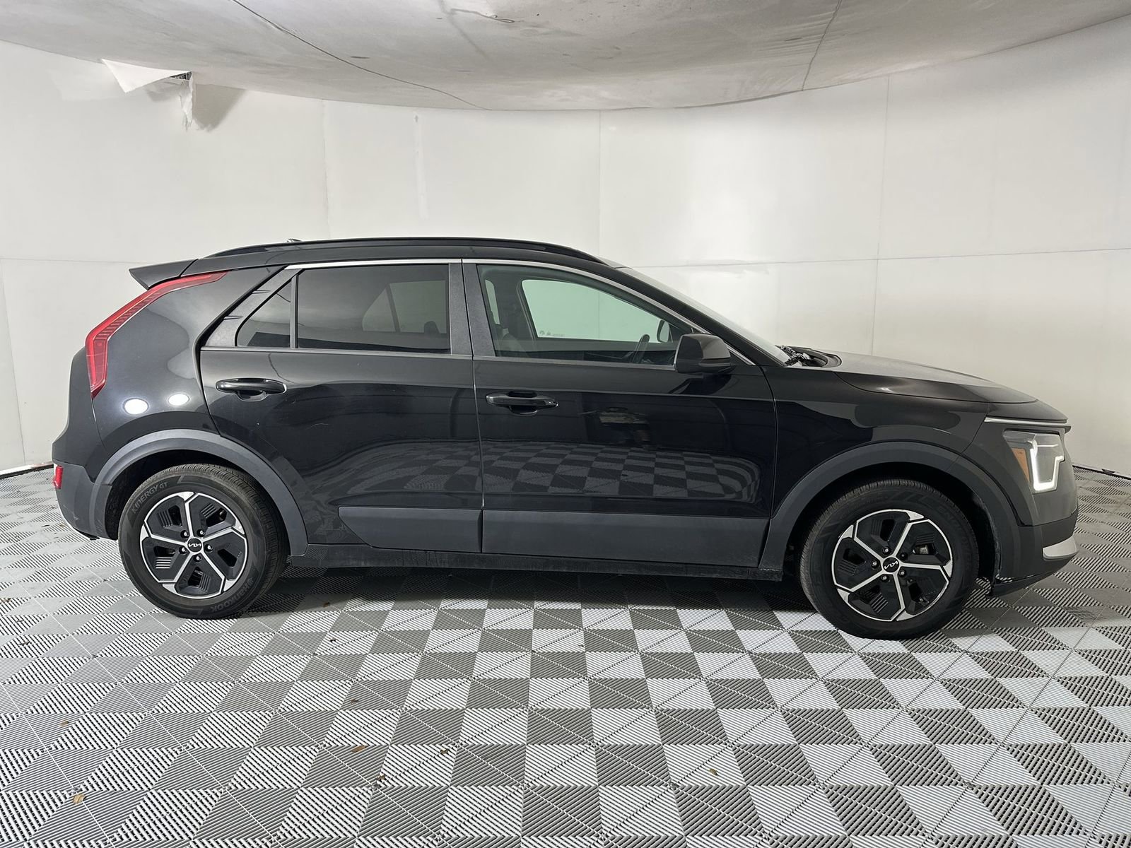 Used 2024 Kia Niro LX FWD image 9