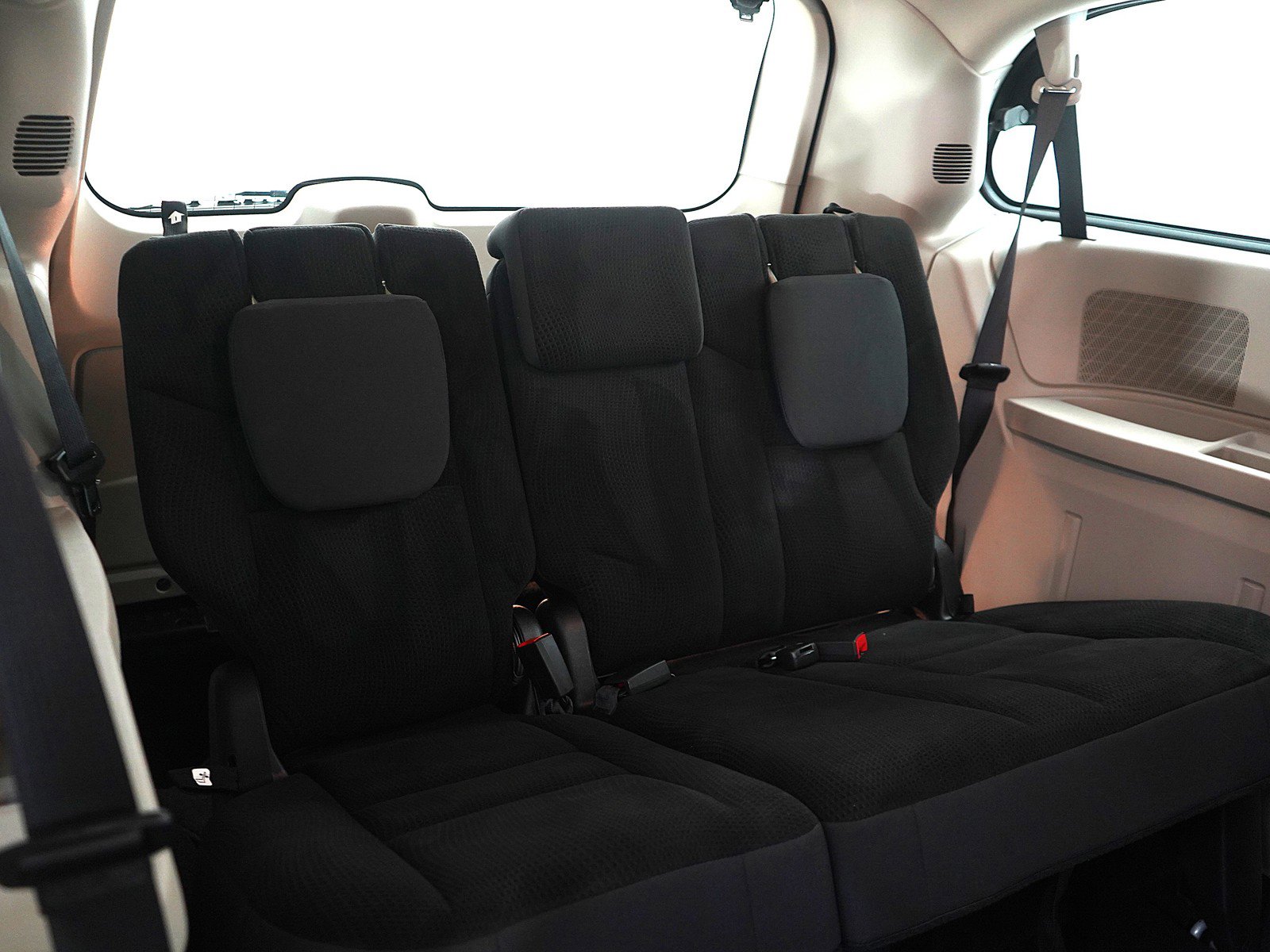 Used 2019 Dodge Grand Caravan SE w/ UConnect Hands-Free Group image 12