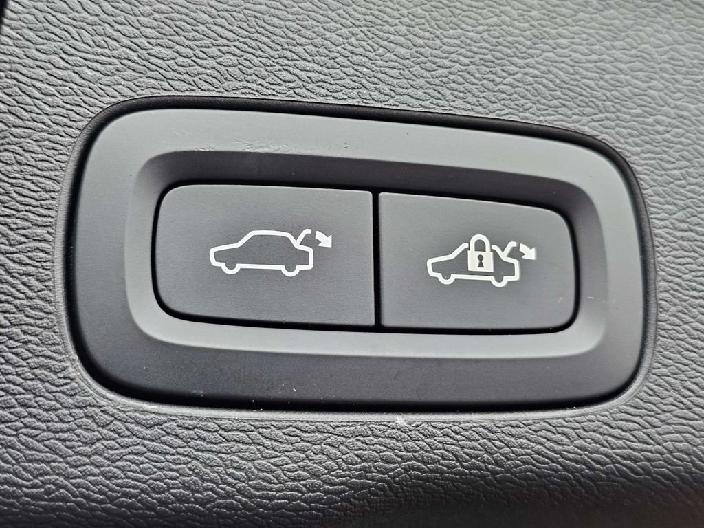 Certified 2023 Volvo XC60 B5 Ultimate w/ Climate Package FWD image 12