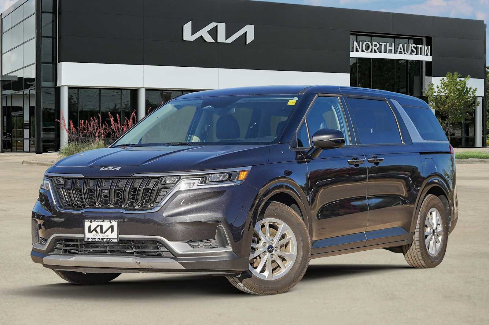 Certified 2024 Kia Carnival LX image 1