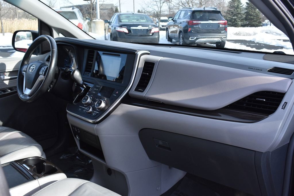Used 2016 Toyota Sienna XLE image 30