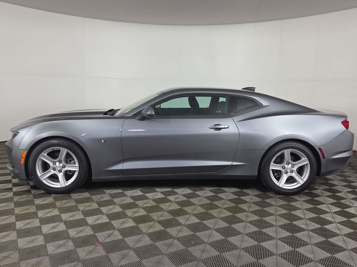 Used 2022 Chevrolet Camaro LT RWD image 3