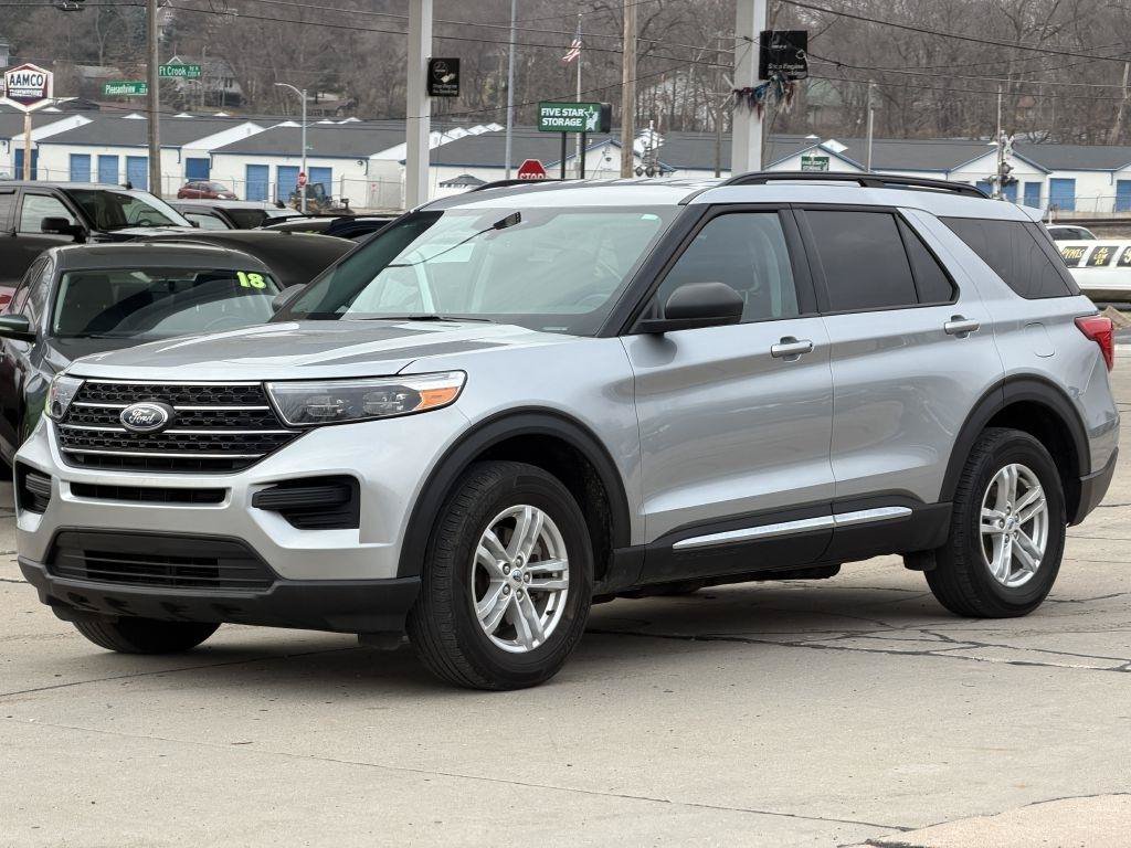 Used 2023 Ford Explorer XLT AWD/4WD image 3