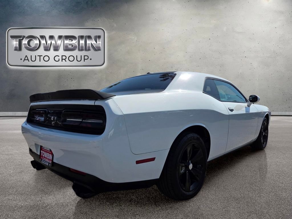 Used 2022 Dodge Challenger SXT RWD image 4
