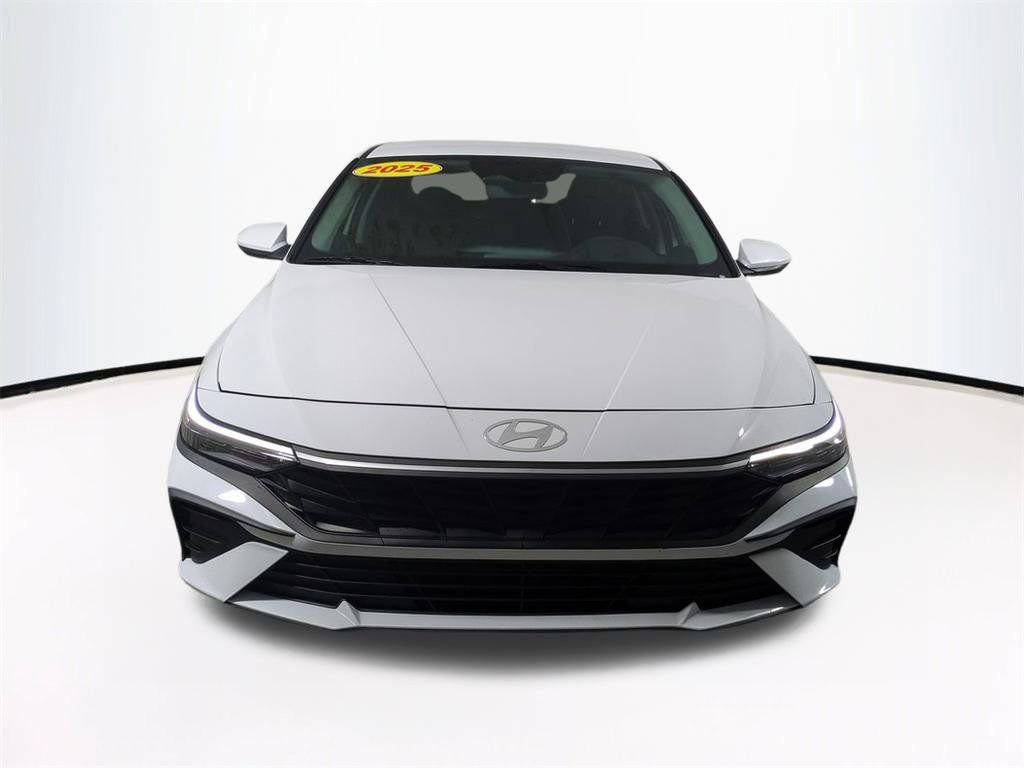 Used 2025 Hyundai Elantra SE FWD image 3