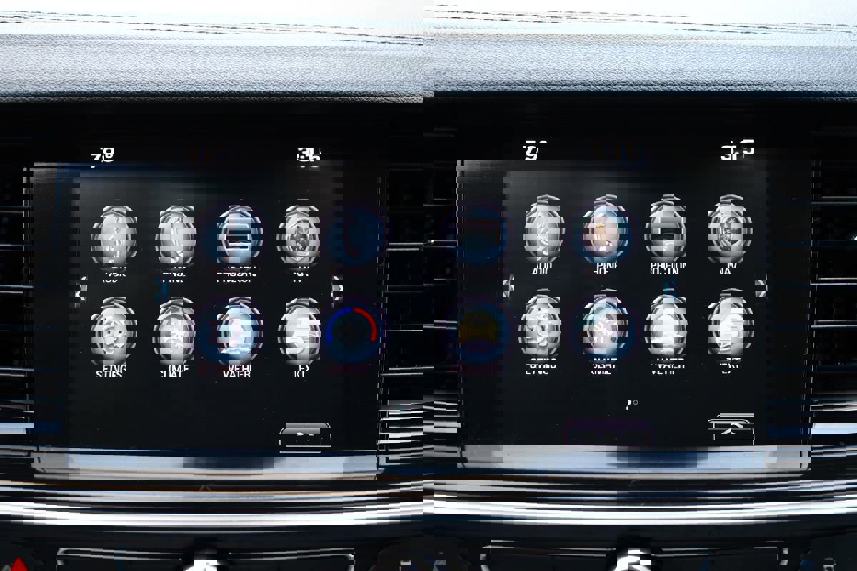 Used 2018 Buick Regal Essence w/ Driver Confidence Package #1 image 21