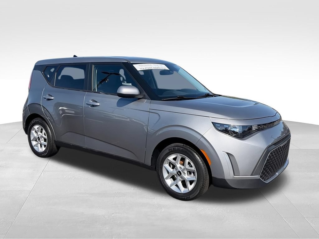 Used 2025 Kia Soul LX FWD image 3