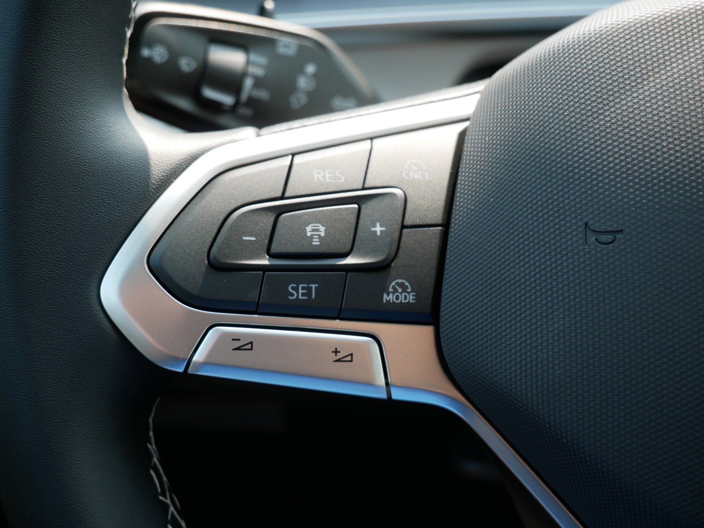 Certified 2025 Volkswagen Tiguan SE image 13