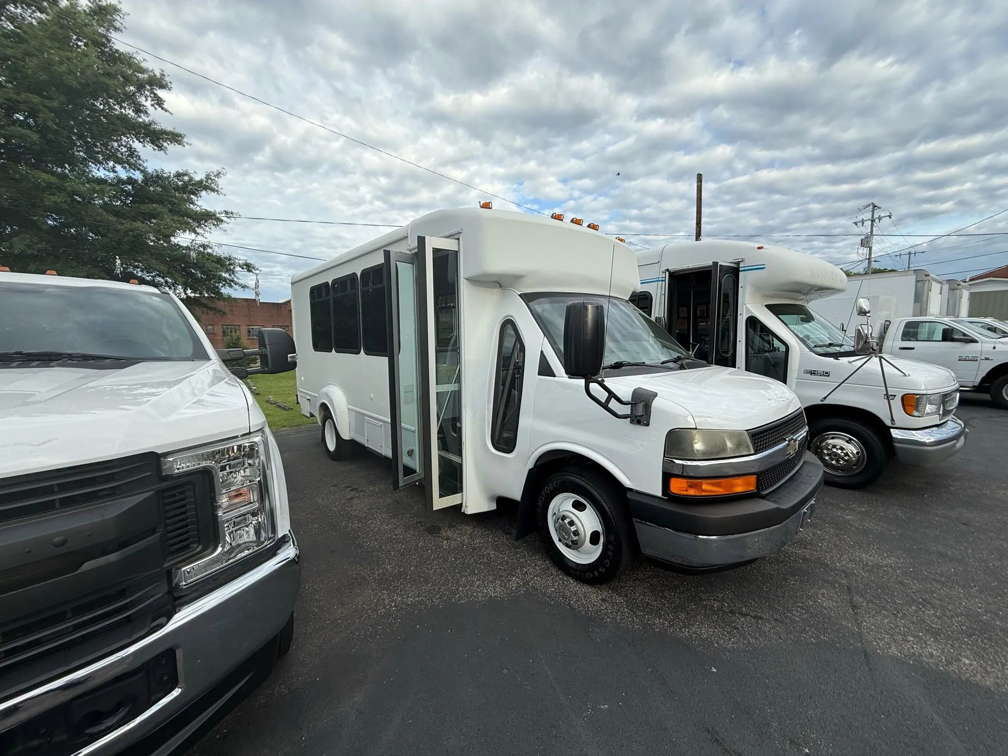 Used 2013 Chevrolet Express 4500 w/ Shuttle Bus Package image 2