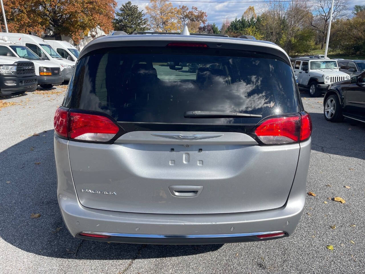 Used 2018 Chrysler Pacifica Touring-L image 5