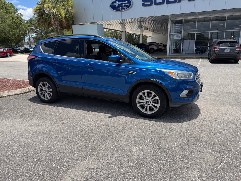 Used 2017 Ford Escape SE w/ Equipment Group 201A AWD/4WD image 1