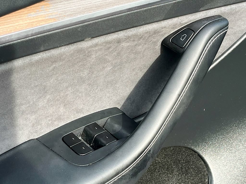 Used 2025 Tesla Model Y Long Range RWD image 18
