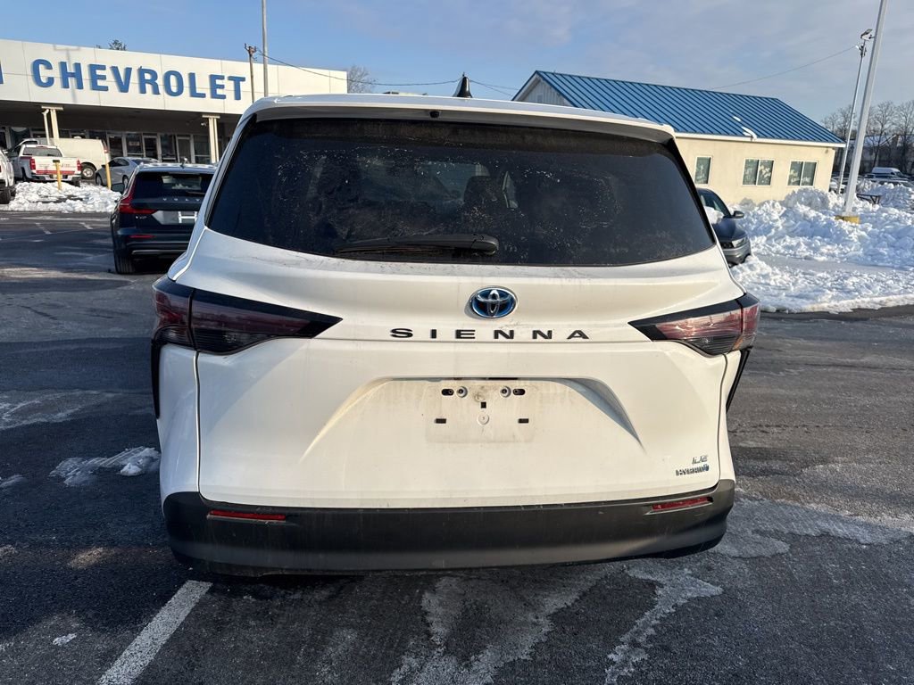 Used 2024 Toyota Sienna LE image 5
