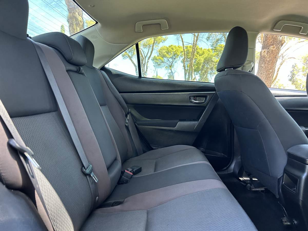 Used 2018 Toyota Corolla LE FWD image 28