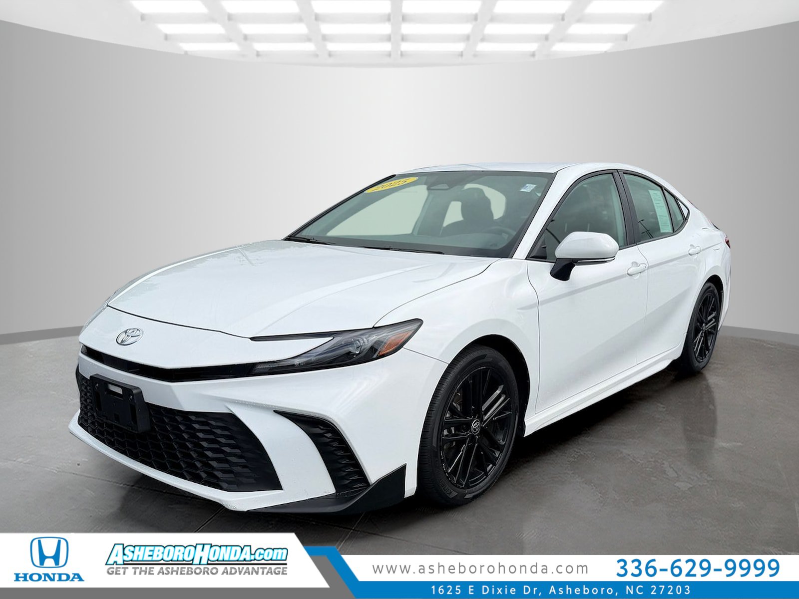 Used 2025 Toyota Camry SE FWD image 1