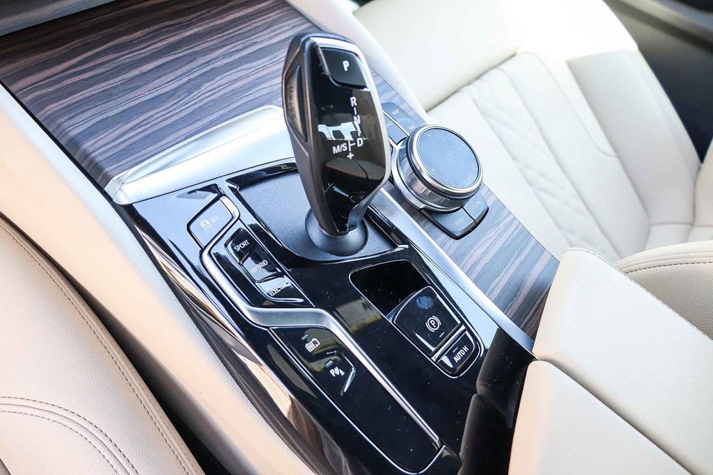 Used 2023 BMW 530e w/ Convenience Package image 19