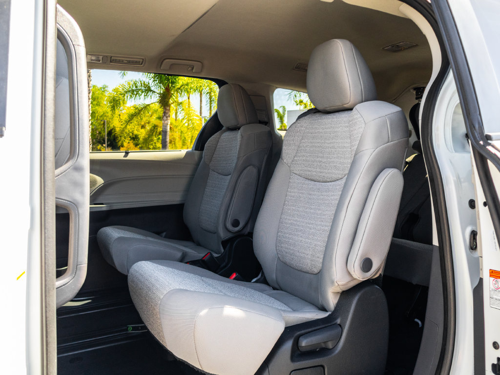 Certified 2024 Toyota Sienna LE w/ LE Plus Package FWD image 15
