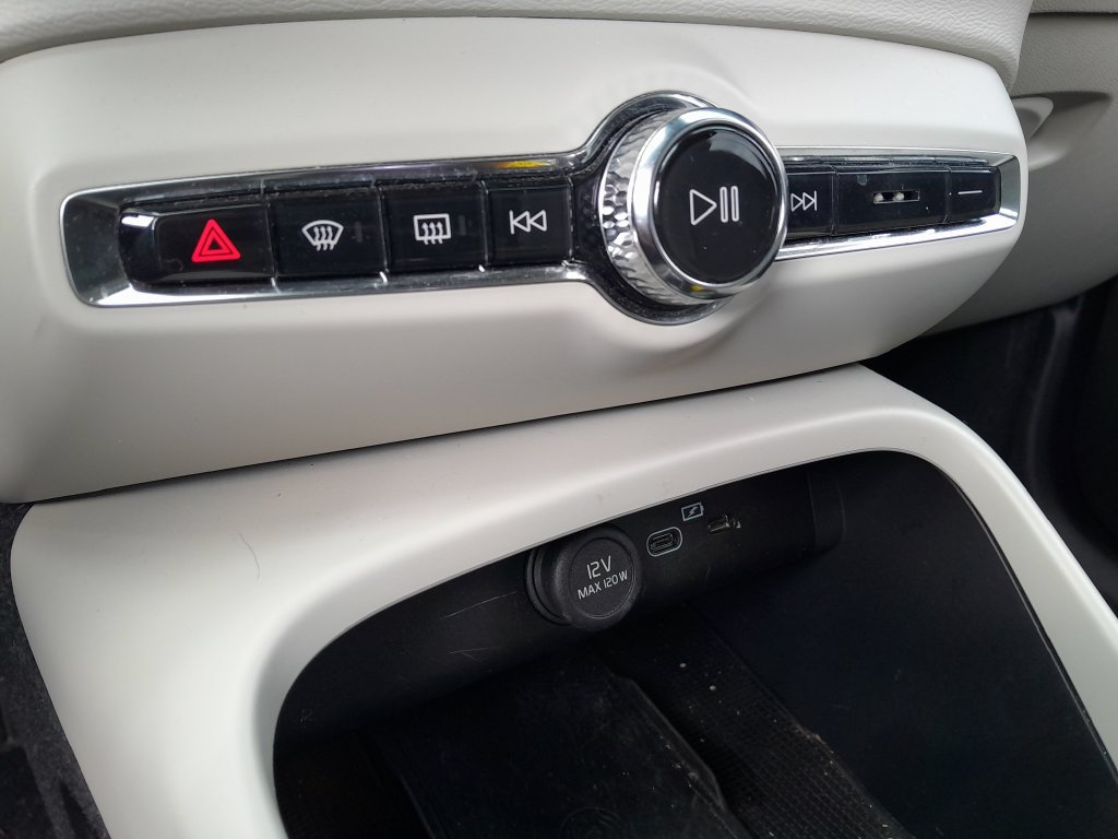 Used 2024 Volvo XC40 B5 Plus w/ Protection Package Premier AWD/4WD image 25