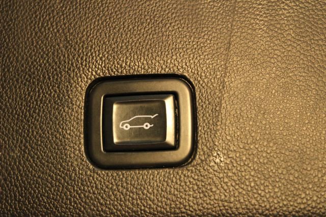 Used 2020 Chevrolet Traverse LT w/ Driver Confidence II Package AWD/4WD image 18