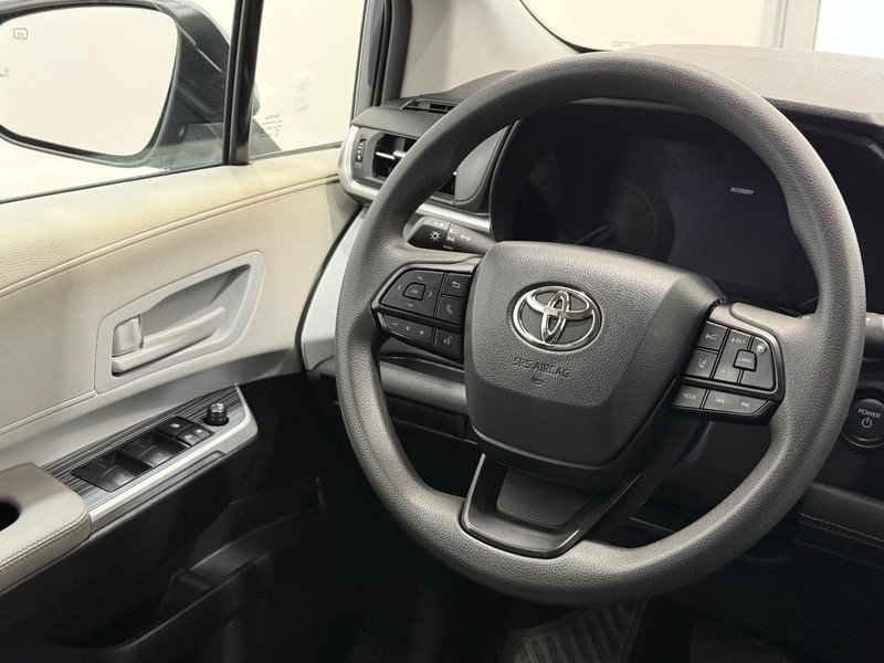 Used 2025 Toyota Sienna LE image 13