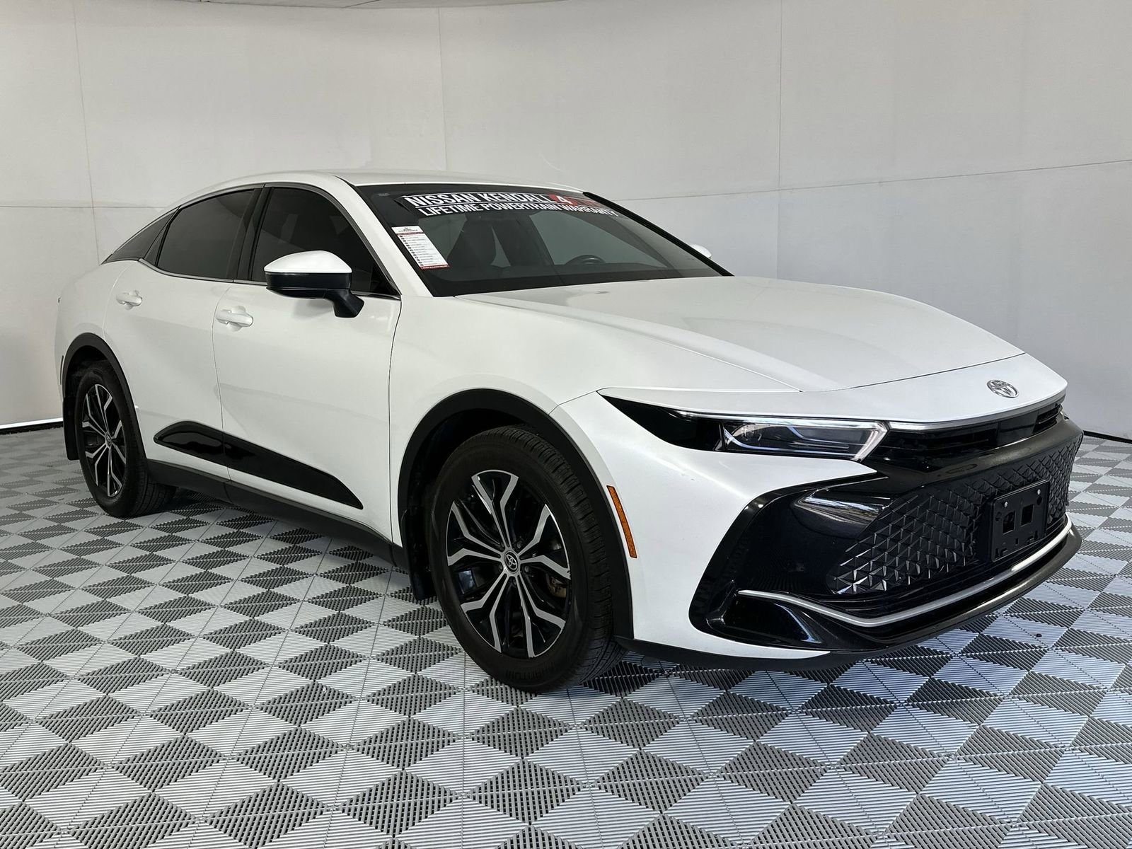 Used 2023 Toyota Crown XLE AWD/4WD image 2