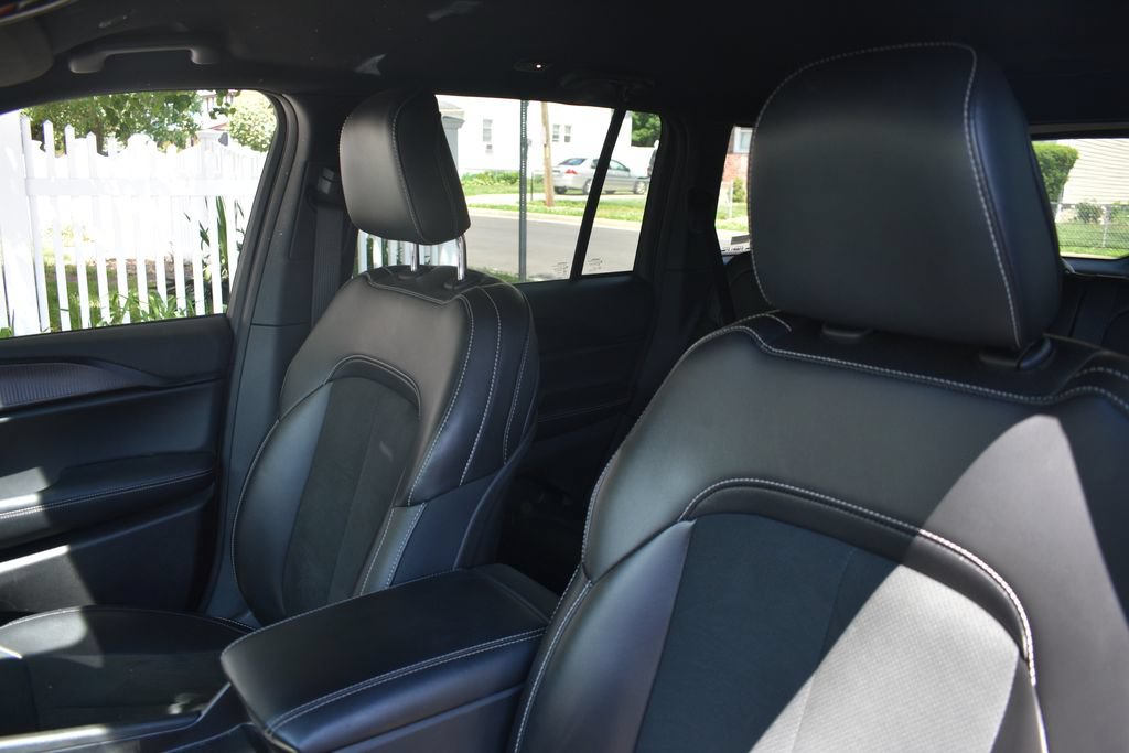 Used 2025 Jeep Grand Cherokee Altitude AWD/4WD image 9