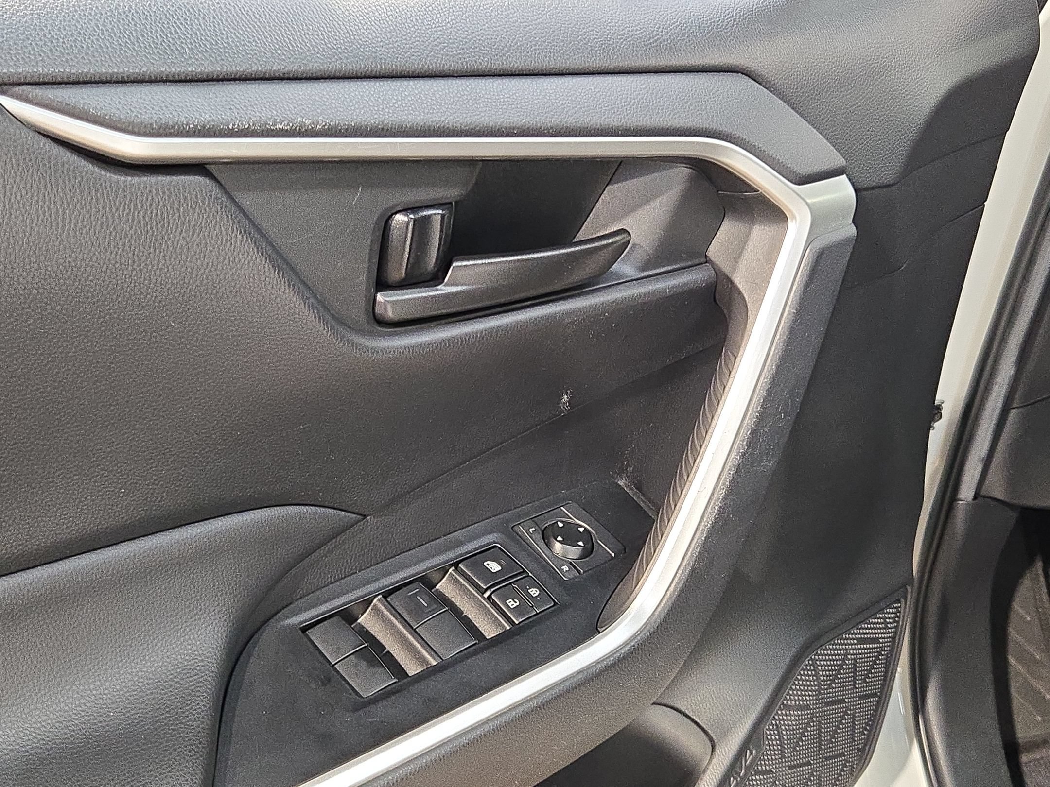 Used 2022 Toyota RAV4 LE FWD image 21
