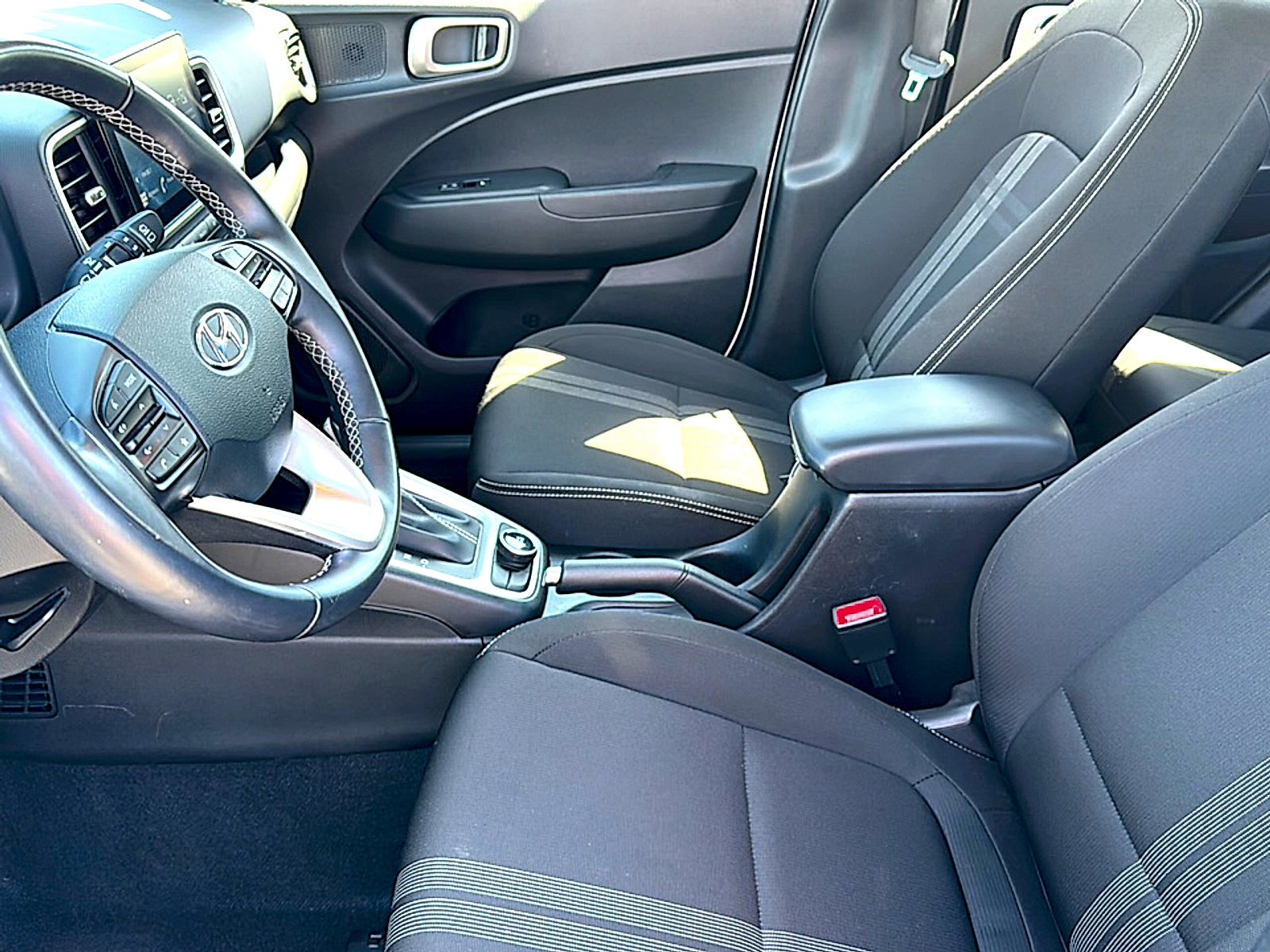 Used 2025 Hyundai Venue SEL image 13