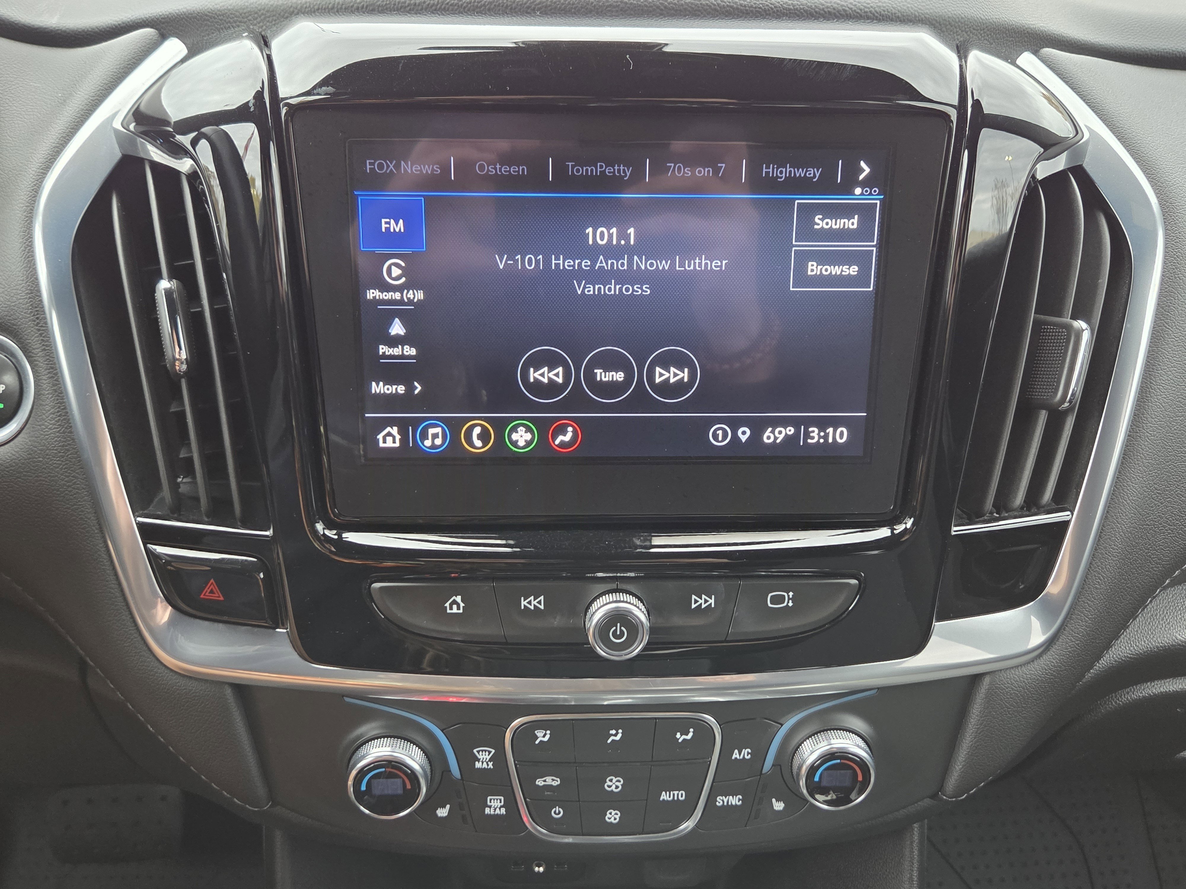 Used 2022 Chevrolet Traverse LT image 19