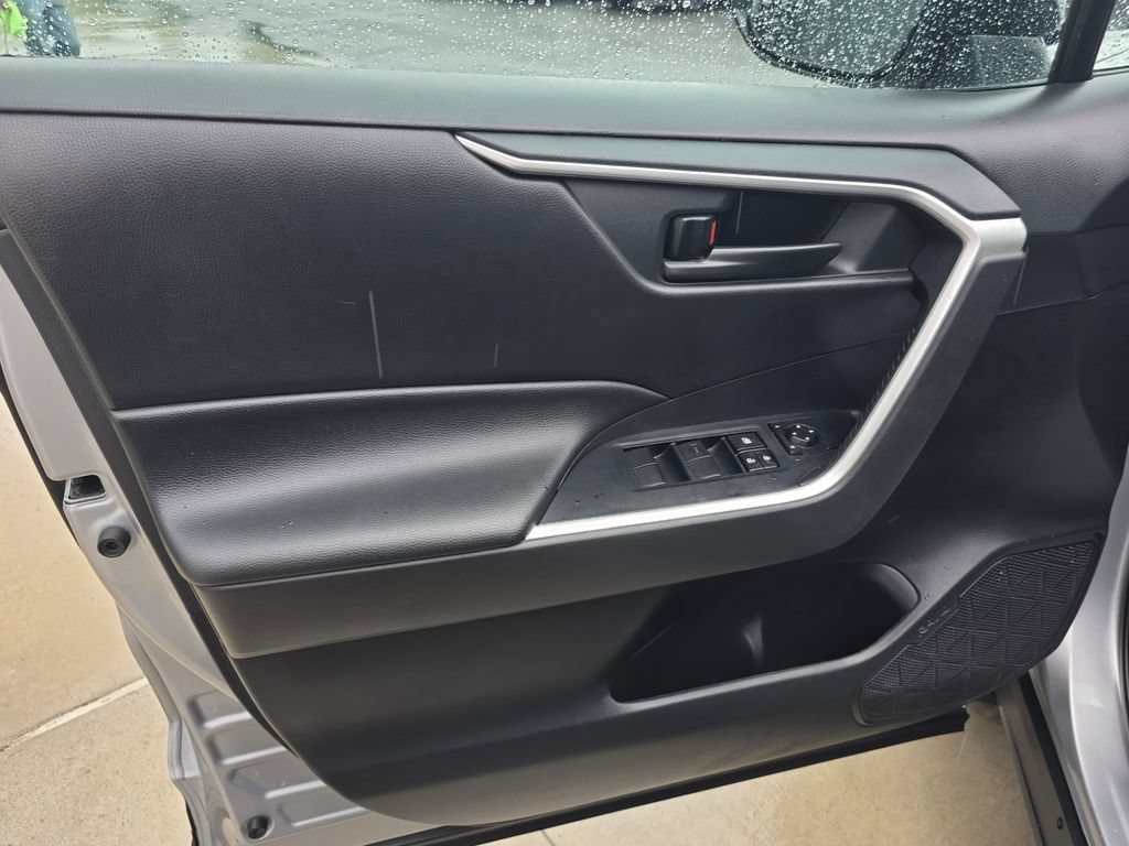 Used 2022 Toyota RAV4 LE AWD/4WD image 12